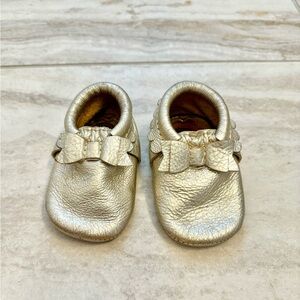 Freshly Picked Bow Size 3 Baby Platinum 9-12 months